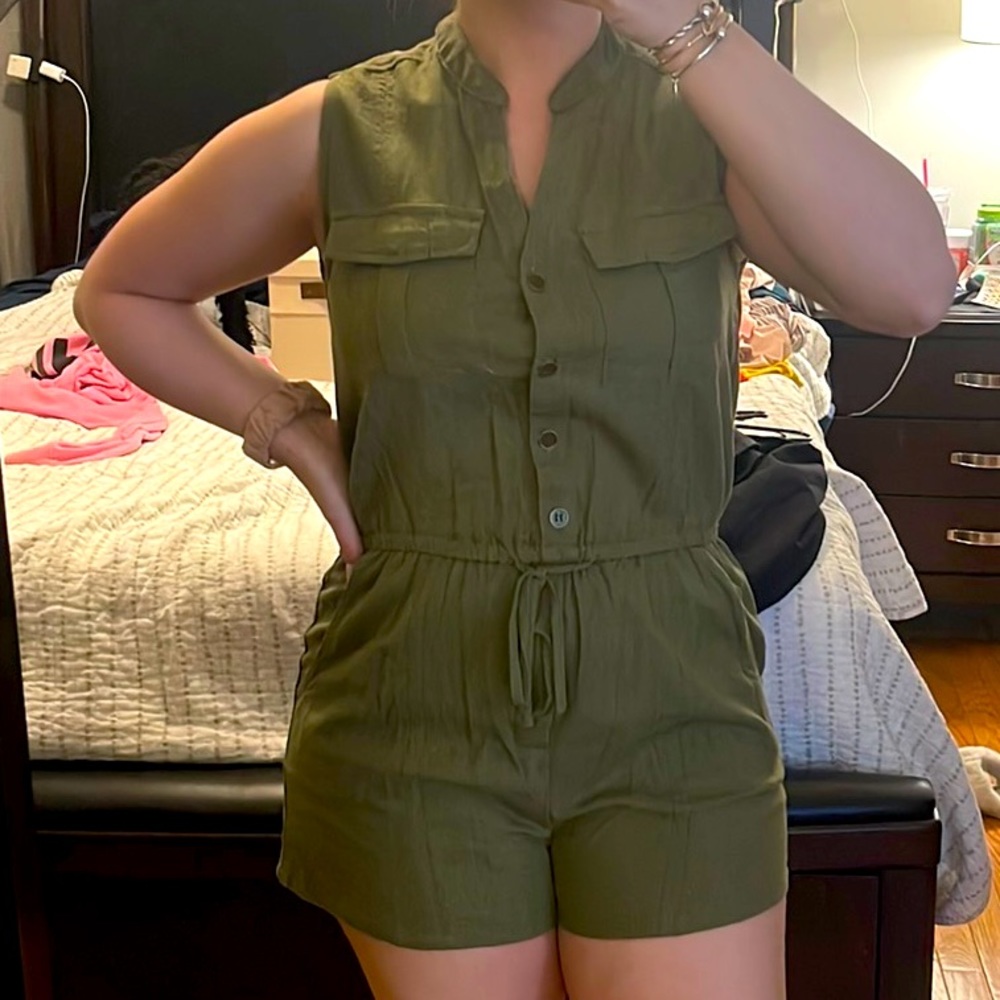 Army green romper 💚